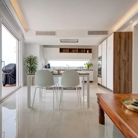 Luxury Penthouse With Private Pool And Sea Views, Sleeps 6 Apartament *