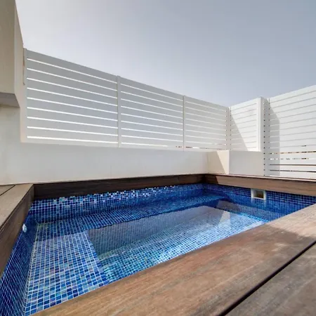 Luxury Penthouse With Private Pool And Sea Views, Sleeps 6 Appartement
