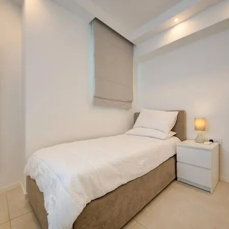 Luxury Penthouse With Private Pool And Sea Views, Sleeps 6 Is-Swieqi