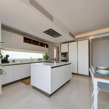 Apartment Luxury Penthouse With Private Pool And Sea Views, Sleeps 6 Is-Swieqi
